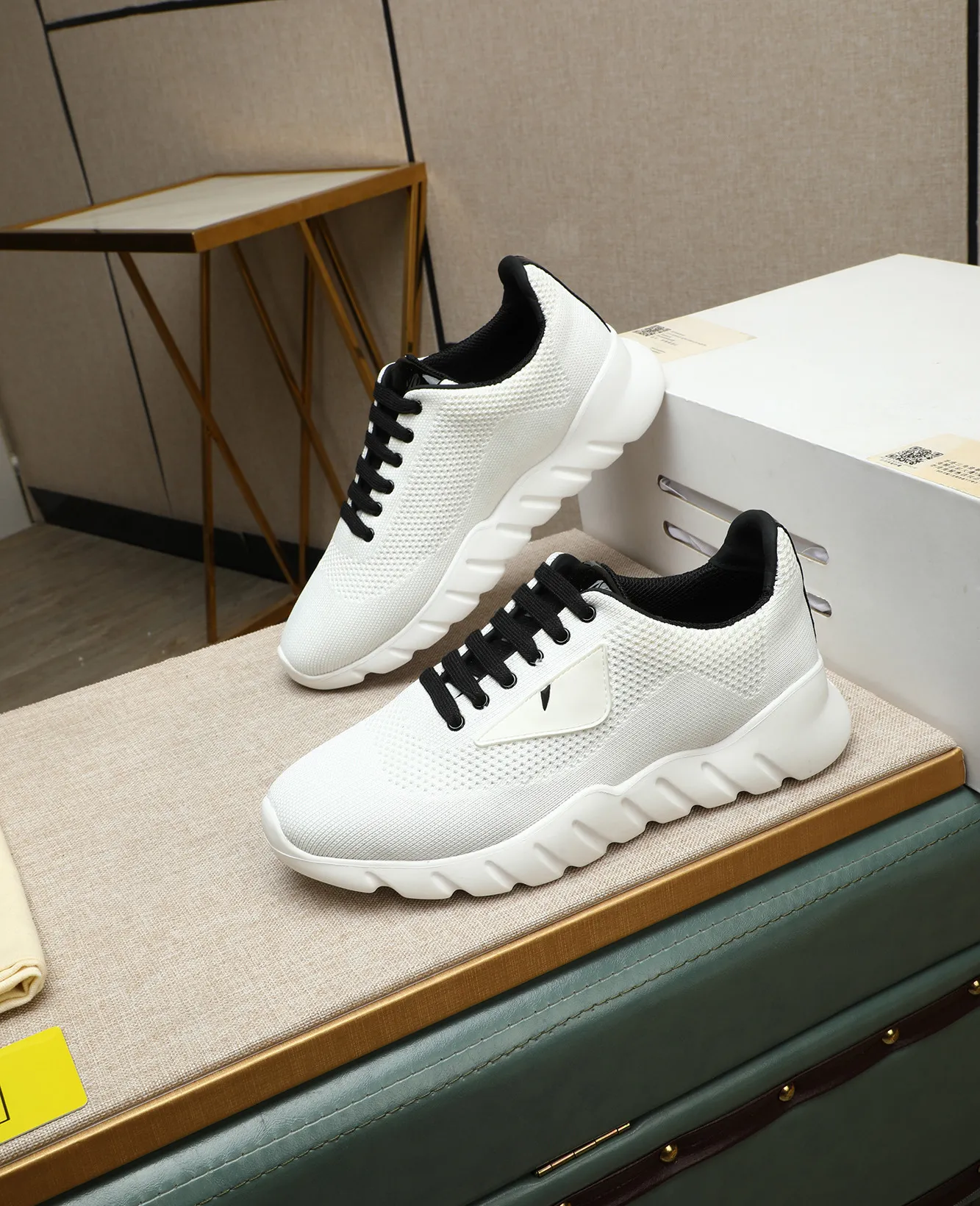 Men's Men's Shoes 💰680 Fendi Fendi's latest Tag series of men's casual mesh sports running shoes, originally purchased and developed, this Tag sports shoe is a one-leg sneaker, made of black high-tech mesh material with gray neoprene details. Oversized FENDI lettering on the side and translucent rubber details. Light and flexible rubber running shoe soles, beautifully packaged at the delivery counter, customized breathable lining, original molded foam rubber outsole, sole thickness: 3.5CM! Size: 39-44 (customized at 38.45.46)